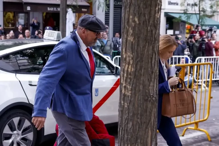FOTOGRAFÍA. MADRID (REINO DE ESPAÑA, 16 DE OCTUBRE DE 2025. El exasesor ministerial del Gobierno de Pedro Sánchez Pérez-Castejón, Koldo García Izaguirre, se encuentra ya en el Tribunal Supremo para declarar tras el informe policial que le situaba como «gestor y custodio» del dinero del exministro de Transportes, exsecretario de Organización del Partido Socialista (PSOE) y diputado en el Congreso de los Diputados, José Luis Ábalos Meco, quien el miércoles se negó a declarar y quedó en libertad pese a apreciar el juez cierto riesgo de fuga. Efe