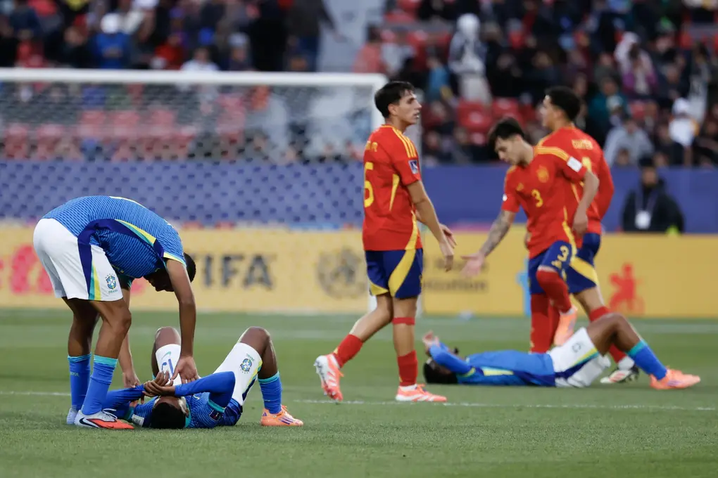 FOTOGRAFÍA. SANTIAGO DE CHILE (CHILE), 05 DE OCTUBRE DE 2025. Jugadores de Brasil reaccionan este sábado, al finalizar el partido del grupo C de la Copa Mundial Sub-20 entre España y Brasil en el estadio Nacional Julio Martínez Prádanos, en Santiago (Chile). Efe