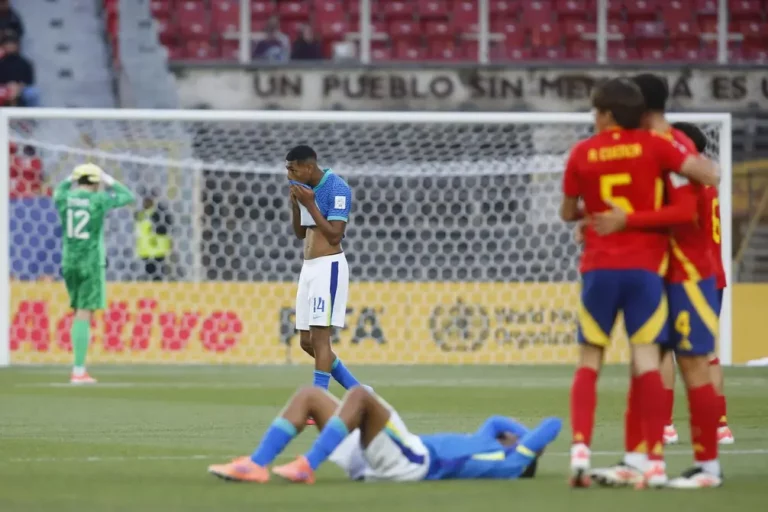 FOTOGRAFÍA. SANTIAGO DE CHILE (CHILE), 05 DE OCTUBRE DE 2025. João Victor (c) de Brasil reacciona al finalizar un partido del grupo C de la Copa Mundial Sub-20 entre España y Brasil en el estadio Nacional Julio Martínez Prádanos, en Santiago (Chile). Efe