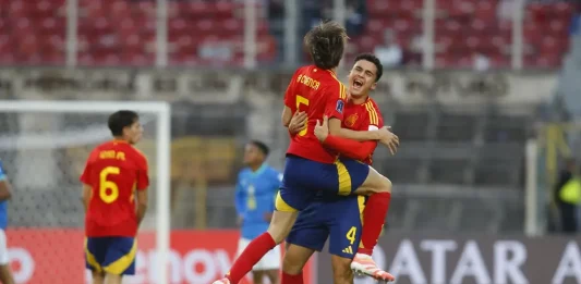 FOTOGRAFÍA. SANTIAGO DE CHILE (CHILE), 05 DE OCTUBRE DE 2025. Jugadores de España celebran al finalizar un partido del grupo C de la Copa Mundial Sub-20 entre España y Brasil en el estadio Nacional Julio Martínez Prádanos, en Santiago (Chile). Efe