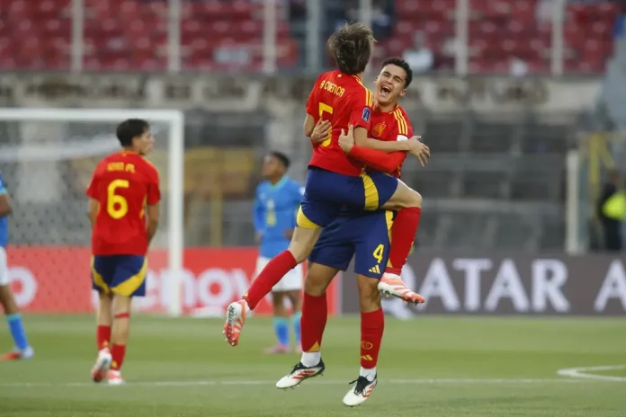 La selección española pasa los octavos del Mundial sub-20 (3) FOTOGRAFÍA. SANTIAGO DE CHILE (CHILE), 05 DE OCTUBRE DE 2025. Jugadores de España celebran al finalizar un partido del grupo C de la Copa Mundial Sub-20 entre España y Brasil en el estadio Nacional Julio Martínez Prádanos, en Santiago (Chile). Efe
