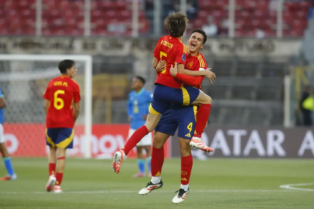 FOTOGRAFÍA. SANTIAGO DE CHILE (CHILE), 05 DE OCTUBRE DE 2025. Jugadores de España celebran al finalizar un partido del grupo C de la Copa Mundial Sub-20 entre España y Brasil en el estadio Nacional Julio Martínez Prádanos, en Santiago (Chile). Efe