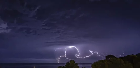 FOTOGRAFÍA. MALLORCA (ISLAS BALEARES) REINO DE ESPAÑA, 14 DE OCTUBRE DE 2025. Relámpagos esta madrugada en el poniente de Mallorca. Las intensas lluvias de los últimos días comienzan a remitir y solo 4 comunidades - Aragón, Cataluña, Comunidad Valenciana y las islas Baleares- continúan con aviso, que en el caso del archipiélago balear es naranja (riesgo importante) por precipitaciones que dejarán hasta 50 litros en una hora. Efe