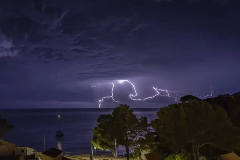 FOTOGRAFÍA. MALLORCA (ISLAS BALEARES) REINO DE ESPAÑA, 14 DE OCTUBRE DE 2025. Relámpagos esta madrugada en el poniente de Mallorca. Las intensas lluvias de los últimos días comienzan a remitir y solo 4 comunidades - Aragón, Cataluña, Comunidad Valenciana y las islas Baleares- continúan con aviso, que en el caso del archipiélago balear es naranja (riesgo importante) por precipitaciones que dejarán hasta 50 litros en una hora. Efe
