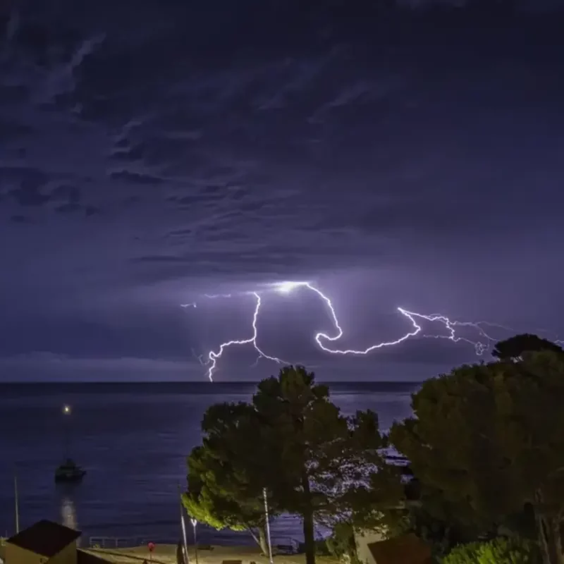 Las intensas lluvias comienzan a remitir este martes FOTOGRAFÍA. MALLORCA (ISLAS BALEARES) REINO DE ESPAÑA, 14 DE OCTUBRE DE 2025. Relámpagos esta madrugada en el poniente de Mallorca. Las intensas lluvias de los últimos días comienzan a remitir y solo 4 comunidades - Aragón, Cataluña, Comunidad Valenciana y las islas Baleares- continúan con aviso, que en el caso del archipiélago balear es naranja (riesgo importante) por precipitaciones que dejarán hasta 50 litros en una hora. Efe