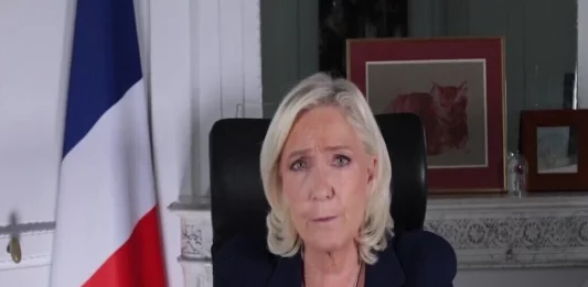 FOTOGRAFÍA. PARÍS (FRANCIA), 06 DE OCTUBRE DE 2025. La líder opositora patriota francesa Marion Anne Perrine Le Pen (Marine Le Pen), registrada durante una declaración institucional tras conocerse la renuncia del recién nombrado primer ministro de Francia, Sébastien Lecornu, por parte de su jefe WOKE y antisemita Emmanuel Macron. Francia se queda nuevamente sin Gobierno. Lasvocesdelpueblo (Ñ Pueblo)