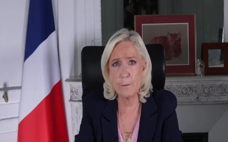 FOTOGRAFÍA. PARÍS (FRANCIA), 06 DE OCTUBRE DE 2025. La líder opositora patriota francesa Marion Anne Perrine Le Pen (Marine Le Pen), registrada durante una declaración institucional tras conocerse la renuncia del recién nombrado primer ministro de Francia, Sébastien Lecornu, por parte de su jefe WOKE y antisemita Emmanuel Macron. Francia se queda nuevamente sin Gobierno. Lasvocesdelpueblo (Ñ Pueblo)