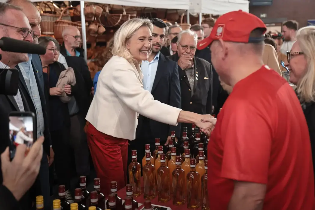 FOTOGRAFÍA. FRANCIA, 27 DE SEPTIEMBRE DE 2025. "Siempre es importante rendir homenaje a todos estos franceses, de inmigración polaca, muy presentes aquí en la zona minera, y que son amantes de nuestro hermoso país Francia. ¡Son el ejemplo perfecto de asimilación exitosa!". Así aseguró hoy la líder opositora patriota francesa Marion Anne Perrine Le Pen (Marine Le Pen). Lasvocesdelpueblo (Ñ Pueblo)