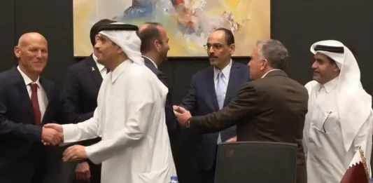 FOTOGRAFÍA. JERUSALÉN (ISAREL)/CAIRO (EGIPTO)/WASHINGTON (ESTADOS UNIDOS DE AMÉRICA, EEUU), 09 DE OCTUBRE DE 2025. En la imagen, los negociadores de los países árabes socios de Estados Unidos de América estrechando la mano con los negociadores de Israel en Cairo (Egipto) tras el acuerdo de paz en Gaza; en el otro lado de la misma sala están los restos de Hamas ISIS (brazo político) visiblemente derrotados.. Jerusalén y Washington confirma un acuerdo sobre la liberación de todos los rehenes israelíes (vivos y muertos) por parte. El Primer Ministro de Israel "Bibi Benjamín Netanyahu lo ha dicho por escrito. También Washington ha confirmado la gran noticia. El propio secretario del Estado de United States of America (USA), Marco Antonio Rubio, ha sido quien informado en directo al presidente de los Estado unidos de América (EEUU), Donald John Trump, quien a su vez ha asegurado que acabo de recibir una carta sobre un inminente acuerdo de paz en el Medio Oriente. Lasvocesdelpueblo (Ñ pueblo)