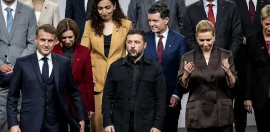 FOTOGRAFÍA. COPENHAGUE (DINAMARCA), 02 DE OCTUBRE DE 2025. El presidente francés Emmanuel Macron (i); el presidente de Ucrania Volodymyr Zelenski (c), la primera ministra danesa Mette Frederiksen (d); y otros líderes posan para una foto familiar durante la 7ª reunión de la Comunidad Política Europea (EPC) en Copenhague, Dinamarca, 02 de octubre de 2025. La cumbre, que reúne a líderes de todo el continente, se centrará en la defensa y el apoyo a Ucrania, la situación de seguridad en Europa, incluida la seguridad económica y la migración. (Dinamarca, Ucrania, Copenhague) Efe