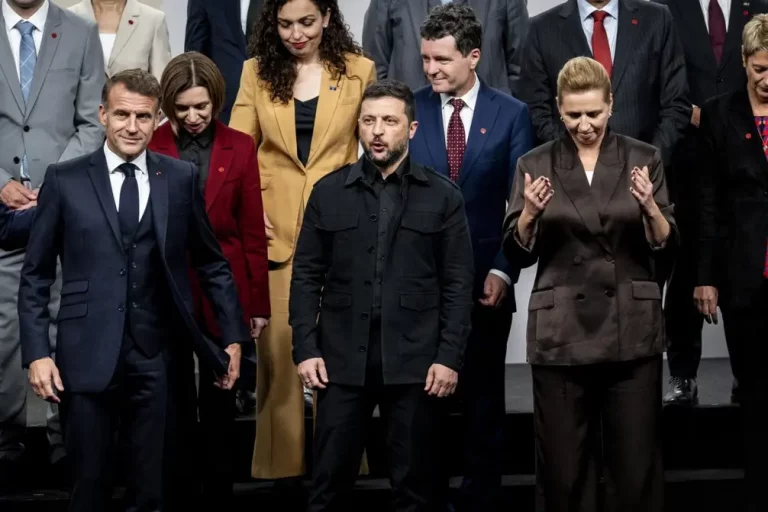 FOTOGRAFÍA. COPENHAGUE (DINAMARCA), 02 DE OCTUBRE DE 2025. El presidente francés Emmanuel Macron (i); el presidente de Ucrania Volodymyr Zelenski (c), la primera ministra danesa Mette Frederiksen (d); y otros líderes posan para una foto familiar durante la 7ª reunión de la Comunidad Política Europea (EPC) en Copenhague, Dinamarca, 02 de octubre de 2025. La cumbre, que reúne a líderes de todo el continente, se centrará en la defensa y el apoyo a Ucrania, la situación de seguridad en Europa, incluida la seguridad económica y la migración. (Dinamarca, Ucrania, Copenhague) Efe