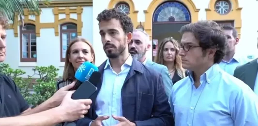 FOTOGRAFÍA. MÁLAGA (ANADALUCÍA) REINO DE ESPAÑA, 09 DE OCTUBRE DE 2025. El portavoz nacional de Vivienda, Carlos Hernández Quero (Carlos H), acompañado por el portavoz nacional de Economía e Industria, José María Figaredo Álvarez-Sala (José María Figaredo), ha presentado en Málaga el nuevo Programa Económico y de Vivienda de VOX, una iniciativa que recorrerá toda España para ofrecer soluciones reales frente a la precariedad, la pérdida de industria y la imposibilidad de acceder a una vivienda digna. Lasvocesdelpueblo (Ñ Pueblo)