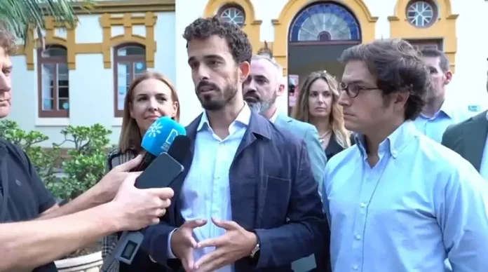 FOTOGRAFÍA. MÁLAGA (ANADALUCÍA) REINO DE ESPAÑA, 09 DE OCTUBRE DE 2025. El portavoz nacional de Vivienda, Carlos Hernández Quero (Carlos H), acompañado por el portavoz nacional de Economía e Industria, José María Figaredo Álvarez-Sala (José María Figaredo), ha presentado en Málaga el nuevo Programa Económico y de Vivienda de VOX, una iniciativa que recorrerá toda España para ofrecer soluciones reales frente a la precariedad, la pérdida de industria y la imposibilidad de acceder a una vivienda digna. Lasvocesdelpueblo (Ñ Pueblo)