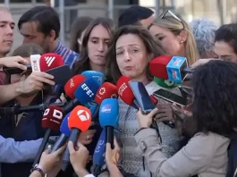 Castro solicita la continuidad del trámite para enjuiciar a la mujer de Sánchez FOTOGRAFÍA. MADRID (REINO DE ESPAÑA), 06 DE OCTUBRE DE 2025. La letrada Marta Castro Fuentes, coordinadora jurídica nacional de VOX, atiende a los medios de comunicación antes de participar en la vista del trámite de la continuidad de la Apertura de Juicio Oral con Jurado Popular a María Begoña Gómez Fernández (Begoña Gómez), causa en la que ha sido procesada como cabecilla de una organización criminal, esta mujer del presidente del Gobierno de España y secretario general del Partido Socialista (PSOE), Pedro Sánchez Pérez-Castejón. Lasvocesdelpueblo (Ñ Pueblo)