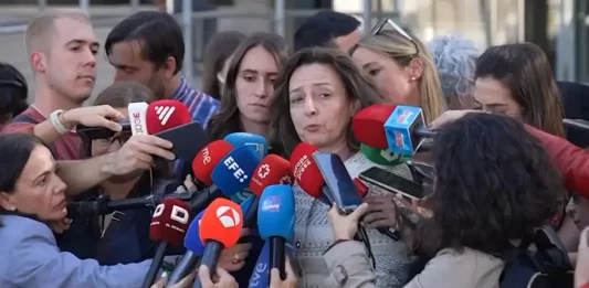 FOTOGRAFÍA. MADRID (REINO DE ESPAÑA), 06 DE OCTUBRE DE 2025. La letrada Marta Castro Fuentes, coordinadora jurídica nacional de VOX, atiende a los medios de comunicación antes de participar en la vista del trámite de la continuidad de la Apertura de Juicio Oral con Jurado Popular a María Begoña Gómez Fernández (Begoña Gómez), causa en la que ha sido procesada como cabecilla de una organización criminal, esta mujer del presidente del Gobierno de España y secretario general del Partido Socialista (PSOE), Pedro Sánchez Pérez-Castejón. Lasvocesdelpueblo (Ñ Pueblo)
