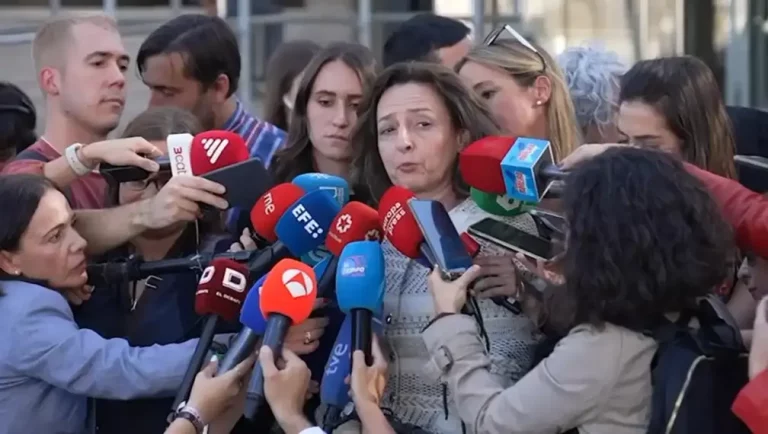 FOTOGRAFÍA. MADRID (REINO DE ESPAÑA), 06 DE OCTUBRE DE 2025. La letrada Marta Castro Fuentes, coordinadora jurídica nacional de VOX, atiende a los medios de comunicación antes de participar en la vista del trámite de la continuidad de la Apertura de Juicio Oral con Jurado Popular a María Begoña Gómez Fernández (Begoña Gómez), causa en la que ha sido procesada como cabecilla de una organización criminal, esta mujer del presidente del Gobierno de España y secretario general del Partido Socialista (PSOE), Pedro Sánchez Pérez-Castejón. Lasvocesdelpueblo (Ñ Pueblo)