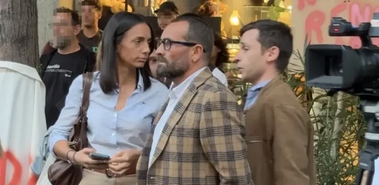 FOTOGRAFÍA. MATARÓ (BARCELONA) REINO DE ESPAÑA, 06 DE OCTUBRE DE 2025. Los integrantes del Grupo Municipal de VOX en el Ayuntamiento de Mataró (Barcelona), la presidente Mónica Lora Cisquer (i), José Casado Ortega (c) y Erik Iniesta Aragón (d), registrados esta tarde durante una manifestación ciudadana ante el Palacio del Ayuntamiento de esta ciudad-capital de la Comarca del Maresme. Lasvocesdelpueblo (Ñ Pueblo)