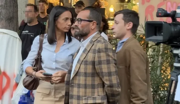 FOTOGRAFÍA. MATARÓ (BARCELONA) REINO DE ESPAÑA, 06 DE OCTUBRE DE 2025. Los integrantes del Grupo Municipal de VOX en el Ayuntamiento de Mataró (Barcelona), la presidente Mónica Lora Cisquer (i), José Casado Ortega (c) y Erik Iniesta Aragón (d), registrados esta tarde durante una manifestación ciudadana ante el Palacio del Ayuntamiento de esta ciudad-capital de la Comarca del Maresme. Lasvocesdelpueblo (Ñ Pueblo)