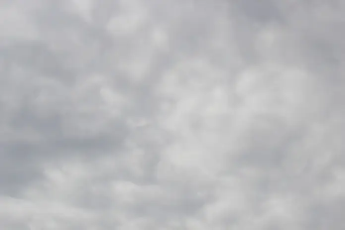 FOTOGRAFÍA. BARRIO DEL TORÓ DE LA PEIRA (DISTRITO DE NOU BARRIS) CIUDAD DE BARCELONA (BARCELONA) CATALUÑA (REINO DE ESPAÑA), 25 DE OCTUBRE DE 2025. Más de medio millar de cristianos, en su mayoría fieles católicos, protegen la Cruz del 1936 rezando en el barrio del Turó de la Peira —un parque del distrito de Nou Barris (ciudad de Barcelona), que es además el más antiguo y natural de la zona ya que, junto con su gran cruz en la cima de su colina, fue inaugurado en el año 1936 en la República España; es decir, antes del franquismo— después de que el Gobierno municipal del Partido Socialista (PSOE/PSC) haya iniciado un estudio para eliminar la Cruz que preside la cima de este parque municipal y sustituirlo con un "monolito" islámico para que los nuevos llegados musulmanes no se sienten más ofendidos paseando por la zona. Lasvocesdelpueblo (Ñ Pueblo)