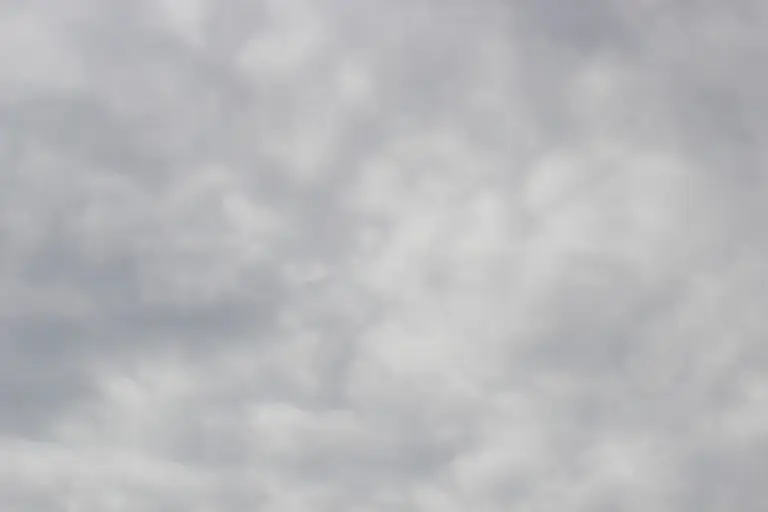 FOTOGRAFÍA. BARRIO DEL TORÓ DE LA PEIRA (DISTRITO DE NOU BARRIS) CIUDAD DE BARCELONA (BARCELONA) CATALUÑA (REINO DE ESPAÑA), 25 DE OCTUBRE DE 2025. Más de medio millar de cristianos, en su mayoría fieles católicos, protegen la Cruz del 1936 rezando en el barrio del Turó de la Peira —un parque del distrito de Nou Barris (ciudad de Barcelona), que es además el más antiguo y natural de la zona ya que, junto con su gran cruz en la cima de su colina, fue inaugurado en el año 1936 en la República España; es decir, antes del franquismo— después de que el Gobierno municipal del Partido Socialista (PSOE/PSC) haya iniciado un estudio para eliminar la Cruz que preside la cima de este parque municipal y sustituirlo con un "monolito" islámico para que los nuevos llegados musulmanes no se sienten más ofendidos paseando por la zona. Lasvocesdelpueblo (Ñ Pueblo)