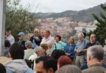 Precipitaciones y rachas muy fuertes de viento este sábado FOTOGRAFÍA. BARRIO DEL TORÓ DE LA PEIRA (DISTRITO DE NOU BARRIS) CIUDAD DE BARCELONA (BARCELONA) CATALUÑA (REINO DE ESPAÑA), 25 DE OCTUBRE DE 2025. Más de medio millar de cristianos, en su mayoría fieles católicos, protegen la Cruz del 1936 rezando en el barrio del Turó de la Peira —un parque del distrito de Nou Barris (ciudad de Barcelona), que es además el más antiguo y natural de la zona ya que, junto con su gran cruz en la cima de su colina, fue inaugurado en el año 1936 en la República España; es decir, antes del franquismo— después de que el Gobierno municipal del Partido Socialista (PSOE/PSC) haya iniciado un estudio para eliminar la Cruz que preside la cima de este parque municipal y sustituirlo con un "monolito" islámico para que los nuevos llegados musulmanes no se sienten más ofendidos paseando por la zona. Lasvocesdelpueblo (Ñ Pueblo)