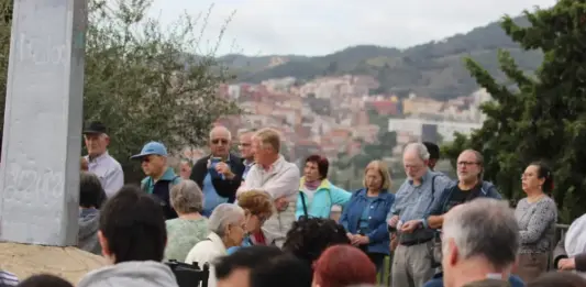 FOTOGRAFÍA. BARRIO DEL TORÓ DE LA PEIRA (DISTRITO DE NOU BARRIS) CIUDAD DE BARCELONA (BARCELONA) CATALUÑA (REINO DE ESPAÑA), 25 DE OCTUBRE DE 2025. Más de medio millar de cristianos, en su mayoría fieles católicos, protegen la Cruz del 1936 rezando en el barrio del Turó de la Peira —un parque del distrito de Nou Barris (ciudad de Barcelona), que es además el más antiguo y natural de la zona ya que, junto con su gran cruz en la cima de su colina, fue inaugurado en el año 1936 en la República España; es decir, antes del franquismo— después de que el Gobierno municipal del Partido Socialista (PSOE/PSC) haya iniciado un estudio para eliminar la Cruz que preside la cima de este parque municipal y sustituirlo con un "monolito" islámico para que los nuevos llegados musulmanes no se sienten más ofendidos paseando por la zona. Lasvocesdelpueblo (Ñ Pueblo)