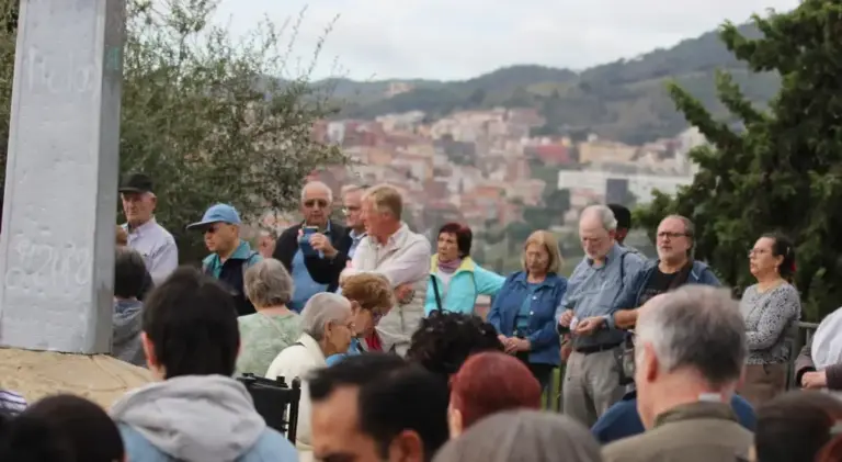 FOTOGRAFÍA. BARRIO DEL TORÓ DE LA PEIRA (DISTRITO DE NOU BARRIS) CIUDAD DE BARCELONA (BARCELONA) CATALUÑA (REINO DE ESPAÑA), 25 DE OCTUBRE DE 2025. Más de medio millar de cristianos, en su mayoría fieles católicos, protegen la Cruz del 1936 rezando en el barrio del Turó de la Peira —un parque del distrito de Nou Barris (ciudad de Barcelona), que es además el más antiguo y natural de la zona ya que, junto con su gran cruz en la cima de su colina, fue inaugurado en el año 1936 en la República España; es decir, antes del franquismo— después de que el Gobierno municipal del Partido Socialista (PSOE/PSC) haya iniciado un estudio para eliminar la Cruz que preside la cima de este parque municipal y sustituirlo con un "monolito" islámico para que los nuevos llegados musulmanes no se sienten más ofendidos paseando por la zona. Lasvocesdelpueblo (Ñ Pueblo)