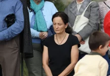 Fotos | Los cristianos contra el derribo de la Cruz del Turó de la Peira FOTOGRAFÍA. BARRIO DEL TORÓ DE LA PEIRA (DISTRITO DE NOU BARRIS) CIUDAD DE BARCELONA (BARCELONA) CATALUÑA (REINO DE ESPAÑA), 25 DE OCTUBRE DE 2025. Más de medio millar de cristianos, en su mayoría fieles católicos, protegen la Cruz del 1936 rezando en el barrio del Turó de la Peira —un parque del distrito de Nou Barris (ciudad de Barcelona), que es además el más antiguo y natural de la zona ya que, junto con su gran cruz en la cima de su colina, fue inaugurado en el año 1936 en la República España; es decir, antes del franquismo— después de que el Gobierno municipal del Partido Socialista (PSOE/PSC) haya iniciado un estudio para eliminar la Cruz que preside la cima de este parque municipal y sustituirlo con un "monolito" islámico para que los nuevos llegados musulmanes no se sienten más ofendidos paseando por la zona. Lasvocesdelpueblo (Ñ Pueblo)