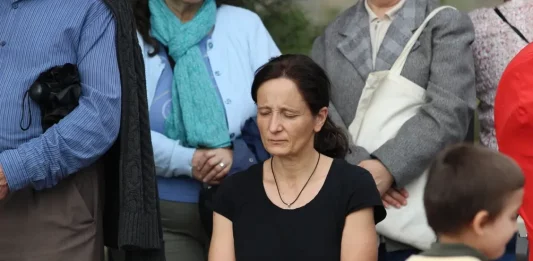 FOTOGRAFÍA. BARRIO DEL TORÓ DE LA PEIRA (DISTRITO DE NOU BARRIS) CIUDAD DE BARCELONA (BARCELONA) CATALUÑA (REINO DE ESPAÑA), 25 DE OCTUBRE DE 2025. Más de medio millar de cristianos, en su mayoría fieles católicos, protegen la Cruz del 1936 rezando en el barrio del Turó de la Peira —un parque del distrito de Nou Barris (ciudad de Barcelona), que es además el más antiguo y natural de la zona ya que, junto con su gran cruz en la cima de su colina, fue inaugurado en el año 1936 en la República España; es decir, antes del franquismo— después de que el Gobierno municipal del Partido Socialista (PSOE/PSC) haya iniciado un estudio para eliminar la Cruz que preside la cima de este parque municipal y sustituirlo con un "monolito" islámico para que los nuevos llegados musulmanes no se sienten más ofendidos paseando por la zona. Lasvocesdelpueblo (Ñ Pueblo)