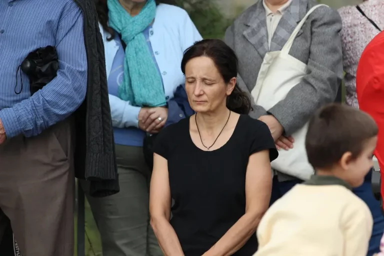 FOTOGRAFÍA. BARRIO DEL TORÓ DE LA PEIRA (DISTRITO DE NOU BARRIS) CIUDAD DE BARCELONA (BARCELONA) CATALUÑA (REINO DE ESPAÑA), 25 DE OCTUBRE DE 2025. Más de medio millar de cristianos, en su mayoría fieles católicos, protegen la Cruz del 1936 rezando en el barrio del Turó de la Peira —un parque del distrito de Nou Barris (ciudad de Barcelona), que es además el más antiguo y natural de la zona ya que, junto con su gran cruz en la cima de su colina, fue inaugurado en el año 1936 en la República España; es decir, antes del franquismo— después de que el Gobierno municipal del Partido Socialista (PSOE/PSC) haya iniciado un estudio para eliminar la Cruz que preside la cima de este parque municipal y sustituirlo con un "monolito" islámico para que los nuevos llegados musulmanes no se sienten más ofendidos paseando por la zona. Lasvocesdelpueblo (Ñ Pueblo)