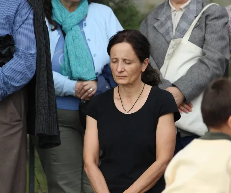 Fotos | Los cristianos contra el derribo de la Cruz del Turó de la Peira FOTOGRAFÍA. BARRIO DEL TORÓ DE LA PEIRA (DISTRITO DE NOU BARRIS) CIUDAD DE BARCELONA (BARCELONA) CATALUÑA (REINO DE ESPAÑA), 25 DE OCTUBRE DE 2025. Más de medio millar de cristianos, en su mayoría fieles católicos, protegen la Cruz del 1936 rezando en el barrio del Turó de la Peira —un parque del distrito de Nou Barris (ciudad de Barcelona), que es además el más antiguo y natural de la zona ya que, junto con su gran cruz en la cima de su colina, fue inaugurado en el año 1936 en la República España; es decir, antes del franquismo— después de que el Gobierno municipal del Partido Socialista (PSOE/PSC) haya iniciado un estudio para eliminar la Cruz que preside la cima de este parque municipal y sustituirlo con un "monolito" islámico para que los nuevos llegados musulmanes no se sienten más ofendidos paseando por la zona. Lasvocesdelpueblo (Ñ Pueblo)