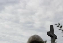 Carta a Jaume Collboni ante derribo de la Cruz del Turó de la Peira FOTOGRAFÍA. BARRIO DEL TORÓ DE LA PEIRA (DISTRITO DE NOU BARRIS) CIUDAD DE BARCELONA (BARCELONA) CATALUÑA (REINO DE ESPAÑA), 25 DE OCTUBRE DE 2025. Más de medio millar de cristianos, en su mayoría fieles católicos, protegen la Cruz del 1936 rezando en el barrio del Turó de la Peira —un parque del distrito de Nou Barris (ciudad de Barcelona), que es además el más antiguo y natural de la zona ya que, junto con su gran cruz en la cima de su colina, fue inaugurado en el año 1936 en la República España; es decir, antes del franquismo— después de que el Gobierno municipal del Partido Socialista (PSOE/PSC) haya iniciado un estudio para eliminar la Cruz que preside la cima de este parque municipal y sustituirlo con un "monolito" islámico para que los nuevos llegados musulmanes no se sienten más ofendidos paseando por la zona. Lasvocesdelpueblo (Ñ Pueblo)