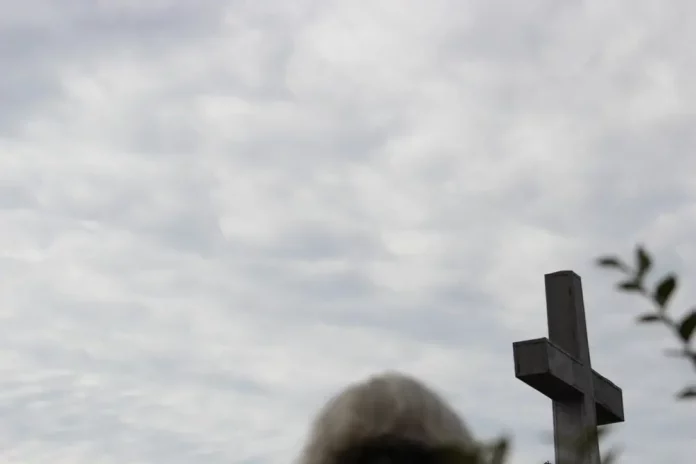 Medio millar de cristianos protegen la cruz de la cima de la colina del barrio Toró de la Peira ante amenzas de Juame Collboni (PSC-PSOE) (2) FOTOGRAFÍA. BARRIO DEL TORÓ DE LA PEIRA (DISTRITO DE NOU BARRIS) CIUDAD DE BARCELONA (BARCELONA) CATALUÑA (REINO DE ESPAÑA), 25 DE OCTUBRE DE 2025. Más de medio millar de cristianos, en su mayoría fieles católicos, protegen la Cruz del 1936 rezando en el barrio del Turó de la Peira —un parque del distrito de Nou Barris (ciudad de Barcelona), que es además el más antiguo y natural de la zona ya que, junto con su gran cruz en la cima de su colina, fue inaugurado en el año 1936 en la República España; es decir, antes del franquismo— después de que el Gobierno municipal del Partido Socialista (PSOE/PSC) haya iniciado un estudio para eliminar la Cruz que preside la cima de este parque municipal y sustituirlo con un "monolito" islámico para que los nuevos llegados musulmanes no se sienten más ofendidos paseando por la zona. Lasvocesdelpueblo (Ñ Pueblo)
