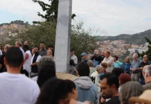 Medio millar de cristianos protegen la Cruz del 1936 rezando en el Turó de la Peira FOTOGRAFÍA. BARRIO DEL TORÓ DE LA PEIRA (DISTRITO DE NOU BARRIS) CIUDAD DE BARCELONA (BARCELONA) CATALUÑA (REINO DE ESPAÑA), 25 DE OCTUBRE DE 2025. Más de medio millar de cristianos, en su mayoría fieles católicos, protegen la Cruz del 1936 rezando en el barrio del Turó de la Peira —un parque del distrito de Nou Barris (ciudad de Barcelona), que es además el más antiguo y natural de la zona ya que, junto con su gran cruz en la cima de su colina, fue inaugurado en el año 1936 en la República España; es decir, antes del franquismo— después de que el Gobierno municipal del Partido Socialista (PSOE/PSC) haya iniciado un estudio para eliminar la Cruz que preside la cima de este parque municipal y sustituirlo con un "monolito" islámico para que los nuevos llegados musulmanes no se sienten más ofendidos paseando por la zona. Lasvocesdelpueblo (Ñ Pueblo)