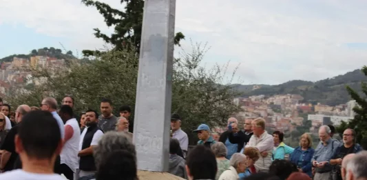 FOTOGRAFÍA. BARRIO DEL TORÓ DE LA PEIRA (DISTRITO DE NOU BARRIS) CIUDAD DE BARCELONA (BARCELONA) CATALUÑA (REINO DE ESPAÑA), 25 DE OCTUBRE DE 2025. Más de medio millar de cristianos, en su mayoría fieles católicos, protegen la Cruz del 1936 rezando en el barrio del Turó de la Peira —un parque del distrito de Nou Barris (ciudad de Barcelona), que es además el más antiguo y natural de la zona ya que, junto con su gran cruz en la cima de su colina, fue inaugurado en el año 1936 en la República España; es decir, antes del franquismo— después de que el Gobierno municipal del Partido Socialista (PSOE/PSC) haya iniciado un estudio para eliminar la Cruz que preside la cima de este parque municipal y sustituirlo con un "monolito" islámico para que los nuevos llegados musulmanes no se sienten más ofendidos paseando por la zona. Lasvocesdelpueblo (Ñ Pueblo)
