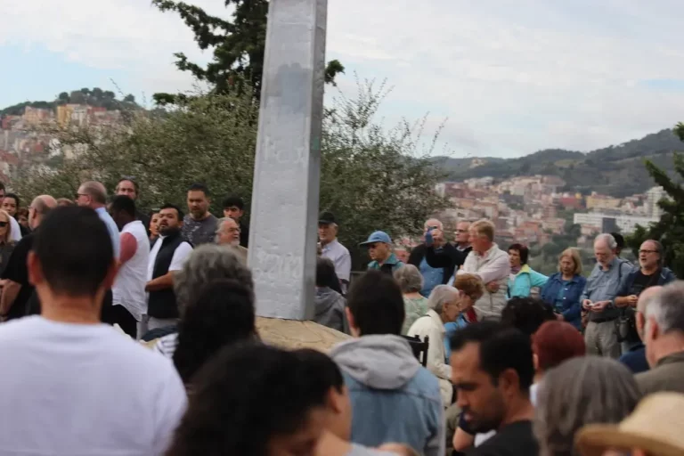 FOTOGRAFÍA. BARRIO DEL TORÓ DE LA PEIRA (DISTRITO DE NOU BARRIS) CIUDAD DE BARCELONA (BARCELONA) CATALUÑA (REINO DE ESPAÑA), 25 DE OCTUBRE DE 2025. Más de medio millar de cristianos, en su mayoría fieles católicos, protegen la Cruz del 1936 rezando en el barrio del Turó de la Peira —un parque del distrito de Nou Barris (ciudad de Barcelona), que es además el más antiguo y natural de la zona ya que, junto con su gran cruz en la cima de su colina, fue inaugurado en el año 1936 en la República España; es decir, antes del franquismo— después de que el Gobierno municipal del Partido Socialista (PSOE/PSC) haya iniciado un estudio para eliminar la Cruz que preside la cima de este parque municipal y sustituirlo con un "monolito" islámico para que los nuevos llegados musulmanes no se sienten más ofendidos paseando por la zona. Lasvocesdelpueblo (Ñ Pueblo)