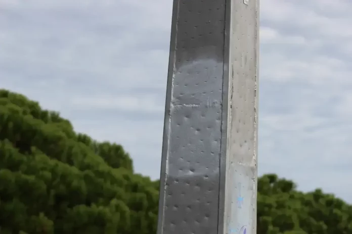 Medio millar de cristianos protestan rezando un santo rosario en el parque del barrio Turó de la Peira por su cruz que PSC amenaza de destruir FOTOGRAFÍA. BARRIO DEL TORÓ DE LA PEIRA (DISTRITO DE NOU BARRIS) CIUDAD DE BARCELONA (BARCELONA) CATALUÑA (REINO DE ESPAÑA), 25 DE OCTUBRE DE 2025. Más de medio millar de cristianos, en su mayoría fieles católicos, protegen la Cruz del 1936 rezando en el barrio del Turó de la Peira —un parque del distrito de Nou Barris (ciudad de Barcelona), que es además el más antiguo y natural de la zona ya que, junto con su gran cruz en la cima de su colina, fue inaugurado en el año 1936 en la República España; es decir, antes del franquismo— después de que el Gobierno municipal del Partido Socialista (PSOE/PSC) haya iniciado un estudio para eliminar la Cruz que preside la cima de este parque municipal y sustituirlo con un "monolito" islámico para que los nuevos llegados musulmanes no se sienten más ofendidos paseando por la zona. Lasvocesdelpueblo (Ñ Pueblo)