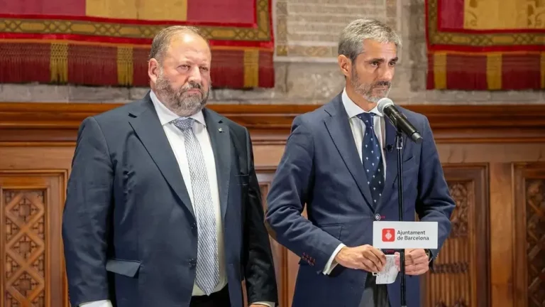 FOTOGRAFÍA. BARCELONA (CATALUÑA) REINO DE ESPAÑA, 21 DE OCTUBRE DE 2025. El Grupo Municipal de VOX en el Ayuntamiento de Barcelona —que integran los siguientes concejales: Gonzalo de Oro-Pulido Plaza (d), el presidente; y Liberto Mariano Senderos Oliva (Liberto Senderos) (i), el portavoz—  ha lamentado que, por segundo año consecutivo, el gobierno municipal de Jaume Collboni haya decidido que la Plaza Sant Jaume no albergue el tradicional pesebre de Navidad. Lasvocesdelpueblo (Ñ Pueblo)
