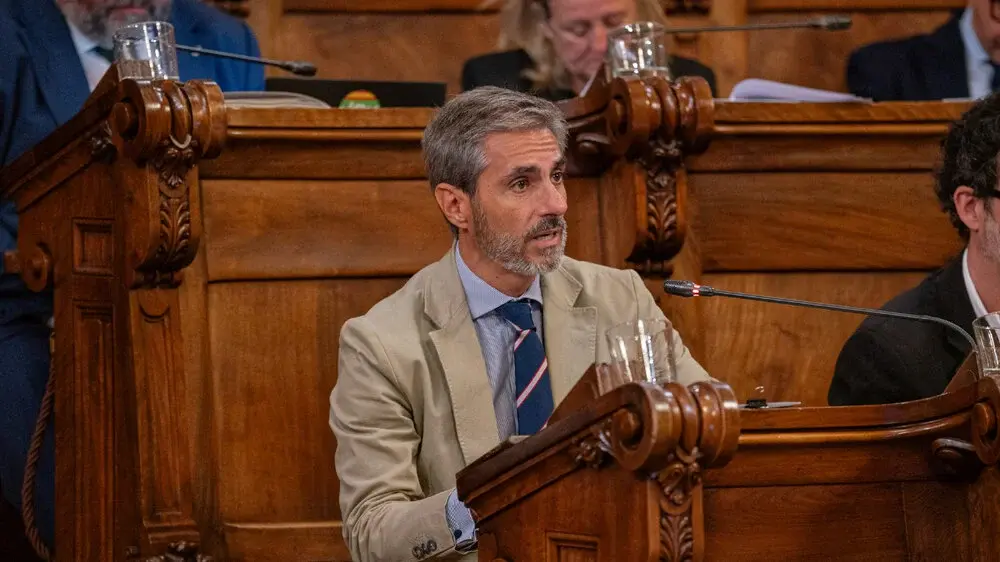 FOTOGRAFÍA. BARCELONA (CATALUÑA) REINO DE ESPAÑA, 21 DE OCTUBRE DE 2025. El presidente del Grupo Municipal y Coordinador de VOX en la Ciudad de Barcelona, Gonzalo de Oro Pulido-Plaza, durante un Pleno municipal. Lasvocesdelpueblo (Ñ Pueblo)