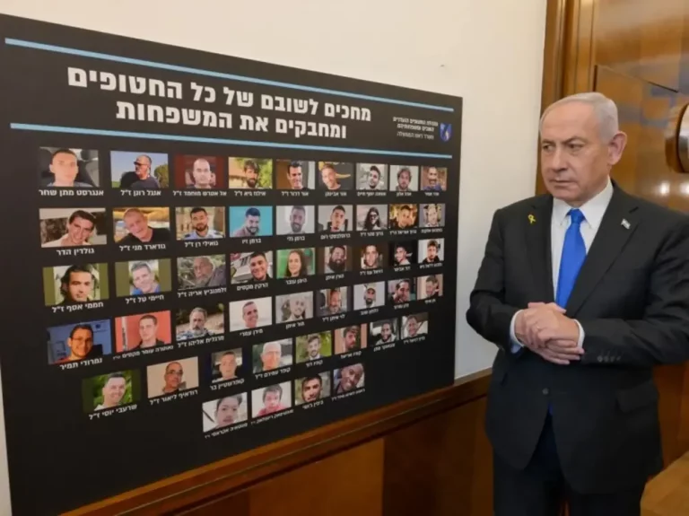 FOTOGRAFÍA. JERUSALÉN (ISAREL), 09 DE OCTUBRE DE 2025. El primer ministro del estado de Israel, "Bibi" Benjamín Netanyahu, antes de la reunión del gabinete de Seguridad sobre la aprobación del llamado Plan Trump para Gaza ya firmado por las partes (los enviados de Israel, Árabes, Estados Unidos de América —Enviado Especial de Washington en el Medio Oriente, Steven Charles Witkoff (Steve Witkoff); al joven hombre de negocios, político estadounidense, hijo del hombre de negocios multimillonario Charles Kushner y marido desde 2009 de la hija mayor de Donald Trump, Ivana Marie Trump («Ivanka Trump»), Jared Kushner;— y los resto de Hamás ISIS). Los integrantes de la coalición patriota del Gobierno de Israel, presidida por el partido ganador de las elecciones, el  del presidente "Bibi" Benjamín Netanyahu. Lasvocesdelpueblo (Ñ Pueblo)