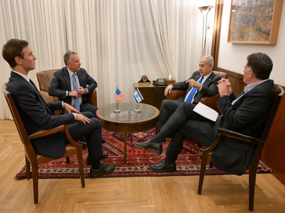 FOTOGRAFÍA. JERUSALÉN (ISAREL), 09 DE OCTUBRE DE 2025. El primer ministro del estado de Israel, "Bibi" Benjamín Netanyahu, antes de la reunión del gabinete de Seguridad sobre la aprobación del llamado Plan Trump para Gaza ya firmado por las partes (los enviados de Israel, Árabes, Estados Unidos de América —Enviado Especial de Washington en el Medio Oriente, Steven Charles Witkoff (Steve Witkoff); al joven hombre de negocios, político estadounidense, hijo del hombre de negocios multimillonario Charles Kushner y marido desde 2009 de la hija mayor de Donald Trump, Ivana Marie Trump («Ivanka Trump»), Jared Kushner;— y los resto de Hamás ISIS). Em la reunión del gabinete participan los enviados de Trump al medio Oriente; y al hombre de confianza de "Bibi" Benjamín Netanyahu, el ministro de Asuntos Estratégicos de Israel, Ron Dermer. Los integrantes de la coalición patriota del Gobierno de Israel, presidida por el partido ganador de las elecciones, el del presidente "Bibi" Benjamín Netanyahu. Lasvocesdelpueblo (Ñ Pueblo)