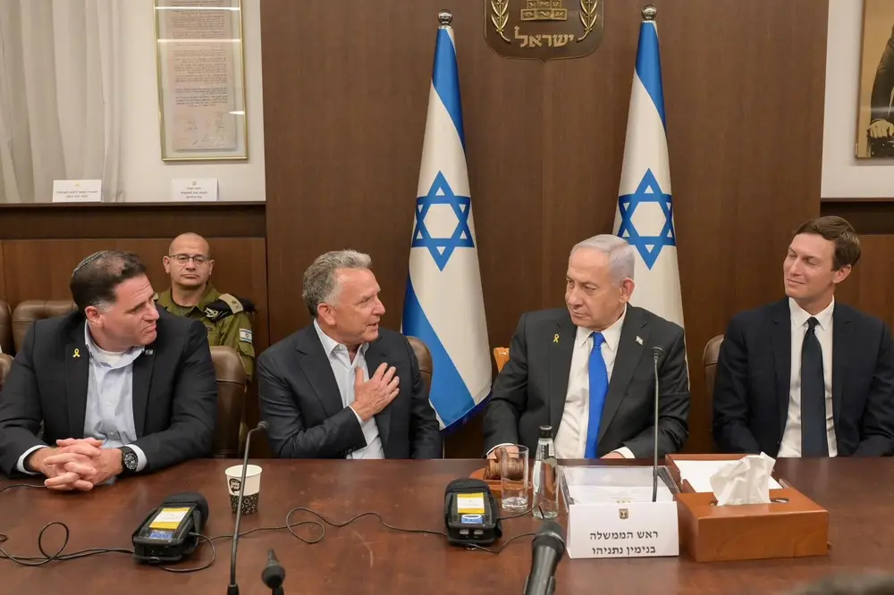FOTOGRAFÍA. JERUSALÉN (ISAREL), 09 DE OCTUBRE DE 2025. El primer ministro del estado de Israel, "Bibi" Benjamín Netanyahu, antes de la reunión del gabinete de Seguridad sobre la aprobación del llamado Plan Trump para Gaza ya firmado por las partes (los enviados de Israel, Árabes, Estados Unidos de América —Enviado Especial de Washington en el Medio Oriente, Steven Charles Witkoff (Steve Witkoff); al joven hombre de negocios, político estadounidense, hijo del hombre de negocios multimillonario Charles Kushner y marido desde 2009 de la hija mayor de Donald Trump, Ivana Marie Trump («Ivanka Trump»), Jared Kushner;— y los resto de Hamás ISIS). Em la reunión del gabinete participan los enviados de Trump al medio Oriente; y al hombre de confianza de "Bibi" Benjamín Netanyahu, el ministro de Asuntos Estratégicos de Israel, Ron Dermer. Los integrantes de la coalición patriota del Gobierno de Israel, presidida por el partido ganador de las elecciones, el del presidente "Bibi" Benjamín Netanyahu. Lasvocesdelpueblo (Ñ Pueblo)