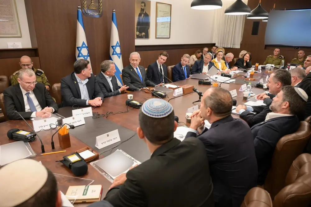 FOTOGRAFÍA. JERUSALÉN (ISAREL), 09 DE OCTUBRE DE 2025. El primer ministro del estado de Israel, "Bibi" Benjamín Netanyahu, antes de la reunión del gabinete de Seguridad sobre la aprobación del llamado Plan Trump para Gaza ya firmado por las partes (los enviados de Israel, Árabes, Estados Unidos de América —Enviado Especial de Washington en el Medio Oriente, Steven Charles Witkoff (Steve Witkoff); al joven hombre de negocios, político estadounidense, hijo del hombre de negocios multimillonario Charles Kushner y marido desde 2009 de la hija mayor de Donald Trump, Ivana Marie Trump («Ivanka Trump»), Jared Kushner;— y los resto de Hamás ISIS). Em la reunión del gabinete participan los enviados de Trump al medio Oriente; y al hombre de confianza de "Bibi" Benjamín Netanyahu, el ministro de Asuntos Estratégicos de Israel, Ron Dermer. Los integrantes de la coalición patriota del Gobierno de Israel, presidida por el partido ganador de las elecciones, el del presidente "Bibi" Benjamín Netanyahu. Lasvocesdelpueblo (Ñ Pueblo)