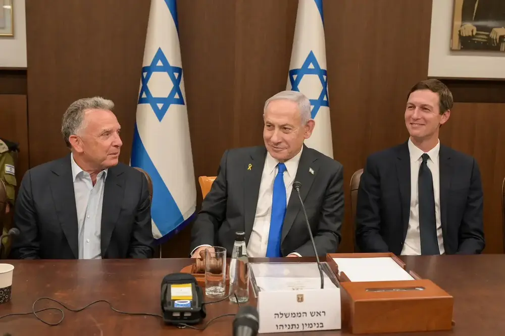 FOTOGRAFÍA. JERUSALÉN (ISAREL), 09 DE OCTUBRE DE 2025. El primer ministro del estado de Israel, "Bibi" Benjamín Netanyahu, antes de la reunión del gabinete de Seguridad sobre la aprobación del llamado Plan Trump para Gaza ya firmado por las partes (los enviados de Israel, Árabes, Estados Unidos de América —Enviado Especial de Washington en el Medio Oriente, Steven Charles Witkoff (Steve Witkoff); al joven hombre de negocios, político estadounidense, hijo del hombre de negocios multimillonario Charles Kushner y marido desde 2009 de la hija mayor de Donald Trump, Ivana Marie Trump («Ivanka Trump»), Jared Kushner;— y los resto de Hamás ISIS). Em la reunión del gabinete participan los enviados de Trump al medio Oriente; y al hombre de confianza de "Bibi" Benjamín Netanyahu, el ministro de Asuntos Estratégicos de Israel, Ron Dermer. Los integrantes de la coalición patriota del Gobierno de Israel, presidida por el partido ganador de las elecciones, el del presidente "Bibi" Benjamín Netanyahu. Lasvocesdelpueblo (Ñ Pueblo)