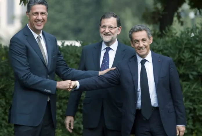 FOTOGRAFÍA. BARCELONA (ESPAÑA), DICIEMBRE DE 2015. El candidato del PP a las elecciones autonómicas catalanas del próximo domingo 27 de septiembre de 2015 (27-S), Xavier García Albiol (i), saluda al expresidente francés, Nicolas Paul Stéphane Sarközy de Nagy-Bocsa (Nicolas Sarkozy) (d); en presencia del presidente del Gobierno de España y del partido Popular (PP), Mariano Rajoy Brey (c); momentos antes de mantener un encuentro previo al mitin de cierre de campaña de los populares para las elecciones del 27S en Cataluña. Los comicios pueden marcar el futuro más hostil de la región catalana si el voto mayoritario de los catalanes cae en mano del separatismo, que es lo que se prevé que pase. Ahora solo la Constitución Española sería la única herramienta para restablecer los derechos civiles de los compatriotas catalanes, pero aquí también hay muchas dudas si el PP estaría a la altura y con suficiente coraje para hacer cumplir la ley y la Constitución. Efe