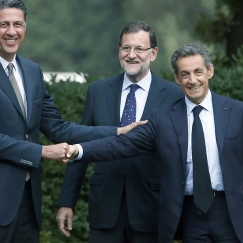 Nicolas Sarkozy entra en la prisión para cumplir la pena de cinco años FOTOGRAFÍA. BARCELONA (ESPAÑA), DICIEMBRE DE 2015. El candidato del PP a las elecciones autonómicas catalanas del próximo domingo 27 de septiembre de 2015 (27-S), Xavier García Albiol (i), saluda al expresidente francés, Nicolas Paul Stéphane Sarközy de Nagy-Bocsa (Nicolas Sarkozy) (d); en presencia del presidente del Gobierno de España y del partido Popular (PP), Mariano Rajoy Brey (c); momentos antes de mantener un encuentro previo al mitin de cierre de campaña de los populares para las elecciones del 27S en Cataluña. Los comicios pueden marcar el futuro más hostil de la región catalana si el voto mayoritario de los catalanes cae en mano del separatismo, que es lo que se prevé que pase. Ahora solo la Constitución Española sería la única herramienta para restablecer los derechos civiles de los compatriotas catalanes, pero aquí también hay muchas dudas si el PP estaría a la altura y con suficiente coraje para hacer cumplir la ley y la Constitución. Efe