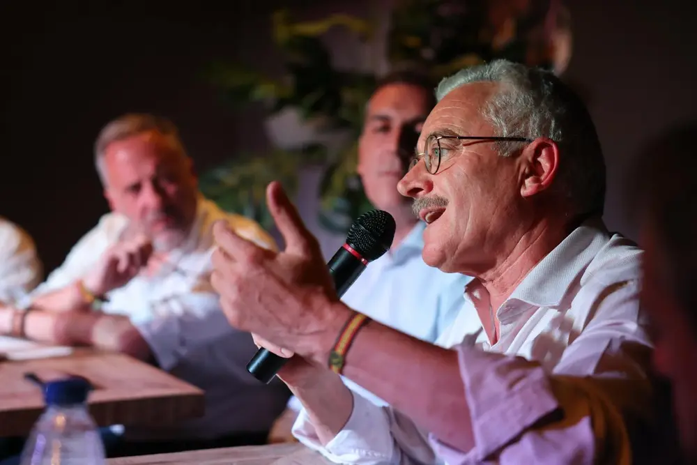 FOTOGRAFÍA. ÁVILA (CASTILLA Y LEÓN) REINO DE ESPAÑA, 04 DE OCTUBRE DE 2025. El portavoz nacional de VOX en materia de Inmigración, Interior y Seguridad España, Samuel Vázquez Álvarez; ha compartido este sábado una conferencia, en una mesa redonda, sobre "Historia" de la banda terrorista socialista y separatista "Euskadi Ta Askatasuna (ETA) -EH Bildu- y las consecuencias de distintos Gobiernos de España", junto a varios dirigentes de VOX en Castilla y León, entre ellos, el fundador del partido que preside Santiago Abascal Conde e histórica víctima de ETA (Bildu), José Antonio Ortega Lara; el procurador de VOX en las Cortes de Castilla y León y presidente de estas Cortes, Carlos Pollán Fernández; y el portavoz dle grupo Parlamentario de VOX en estas Cortes, David Hierro Santos. lasvocesdelpueblo (Ñ Pueblo)