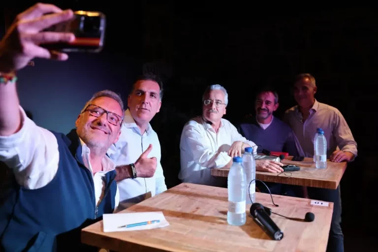 FOTOGRAFÍA. ÁVILA (CASTILLA Y LEÓN) REINO DE ESPAÑA, 04 DE OCTUBRE DE 2025. El portavoz nacional de VOX en materia de Inmigración, Interior y Seguridad España, Samuel Vázquez Álvarez; ha compartido este sábado una conferencia, en una mesa redonda, sobre "Historia" de la banda terrorista socialista y separatista "Euskadi Ta Askatasuna (ETA) -EH Bildu- y las consecuencias de distintos Gobiernos de España", junto a varios dirigentes de VOX en Castilla y León, entre ellos, el fundador del partido que preside Santiago Abascal Conde e histórica víctima de ETA (Bildu), José Antonio Ortega Lara; el procurador de VOX en las Cortes de Castilla y León y presidente de estas Cortes, Carlos Pollán Fernández; y el portavoz dle grupo Parlamentario de VOX en estas Cortes, David Hierro Santos. lasvocesdelpueblo (Ñ Pueblo)