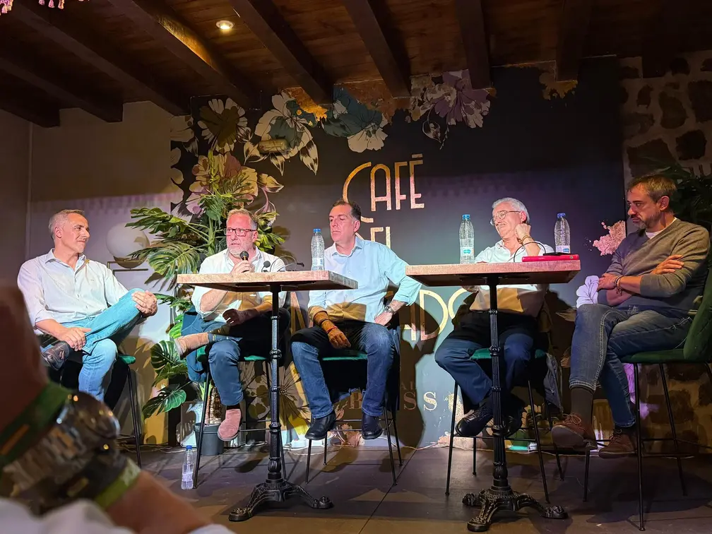 FOTOGRAFÍA. ÁVILA (CASTILLA Y LEÓN) REINO DE ESPAÑA, 04 DE OCTUBRE DE 2025. El portavoz nacional de VOX en materia de Inmigración, Interior y Seguridad España, Samuel Vázquez Álvarez; ha compartido este sábado una conferencia, en una mesa redonda, sobre "Historia" de la banda terrorista socialista y separatista "Euskadi Ta Askatasuna (ETA) -EH Bildu- y las consecuencias de distintos Gobiernos de España", junto a varios dirigentes de VOX en Castilla y León, entre ellos, el fundador del partido que preside Santiago Abascal Conde e histórica víctima de ETA (Bildu), José Antonio Ortega Lara; el procurador de VOX en las Cortes de Castilla y León y presidente de estas Cortes, Carlos Pollán Fernández; y el portavoz dle grupo Parlamentario de VOX en estas Cortes, David Hierro Santos. lasvocesdelpueblo (Ñ Pueblo)