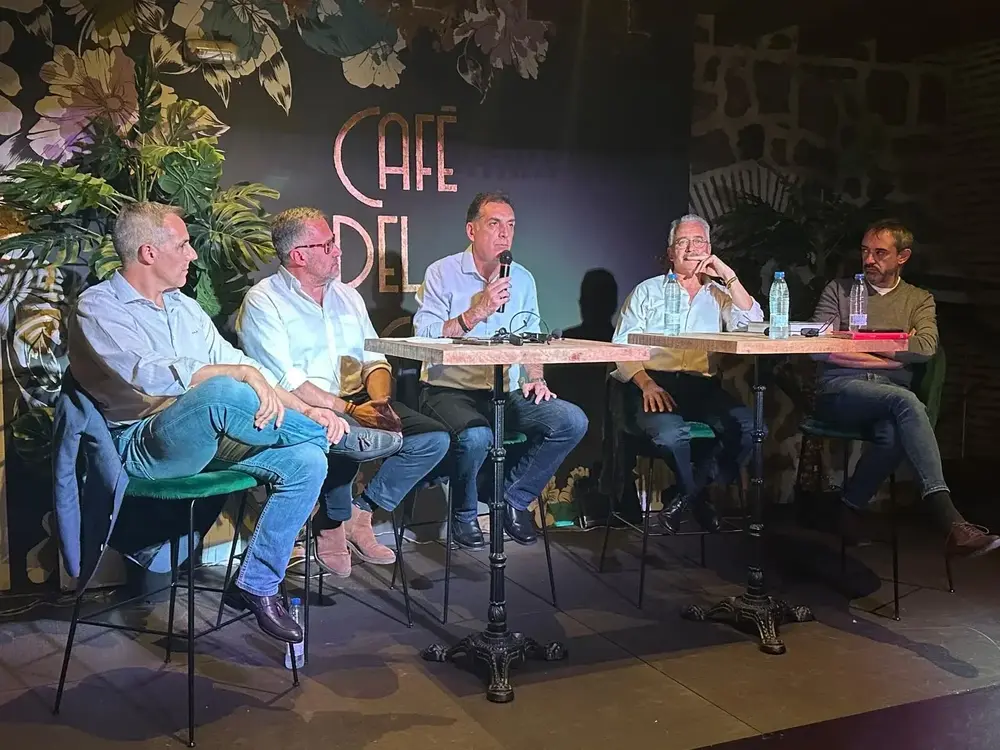 FOTOGRAFÍA. ÁVILA (CASTILLA Y LEÓN) REINO DE ESPAÑA, 04 DE OCTUBRE DE 2025. El portavoz nacional de VOX en materia de Inmigración, Interior y Seguridad España, Samuel Vázquez Álvarez; ha compartido este sábado una conferencia, en una mesa redonda, sobre "Historia" de la banda terrorista socialista y separatista "Euskadi Ta Askatasuna (ETA) -EH Bildu- y las consecuencias de distintos Gobiernos de España", junto a varios dirigentes de VOX en Castilla y León, entre ellos, el fundador del partido que preside Santiago Abascal Conde e histórica víctima de ETA (Bildu), José Antonio Ortega Lara; el procurador de VOX en las Cortes de Castilla y León y presidente de estas Cortes, Carlos Pollán Fernández; y el portavoz dle grupo Parlamentario de VOX en estas Cortes, David Hierro Santos. lasvocesdelpueblo (Ñ Pueblo)